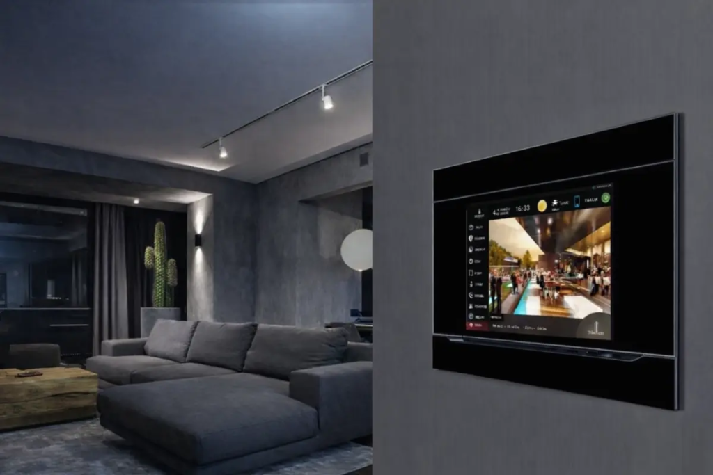 modern salonda duvara monte akıllı ev otomasyon kontrol paneli